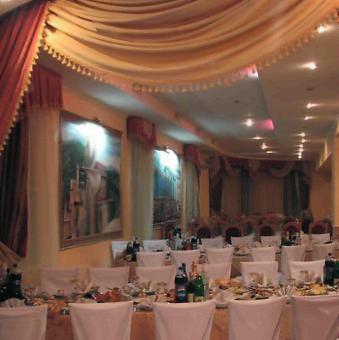 фотография оформления Рестораны Сиртаки на  2 зала:
 – основной зал на 80 посадочных мест;
 – банкетный зал на 300 посадочных мест. мест Краснодара