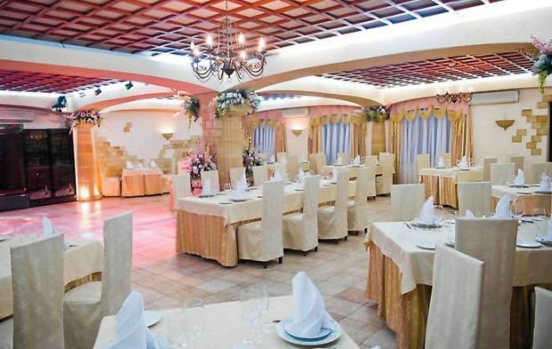 вид зала для мероприятия Рестораны Афина на 120 номеров Краснодара