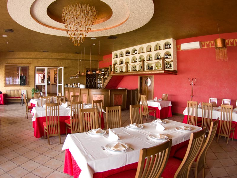 фотка зала для мероприятия Кафе La Кабанья на 1 зал на 45 гостей, 2 банкетный зал на 78 гостей и летнее кафе на 24 гостя мест Краснодара
